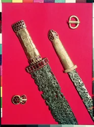 Deux épées avec des poignées décorées et deux boucles de ceinture, du Trésor de Pouan